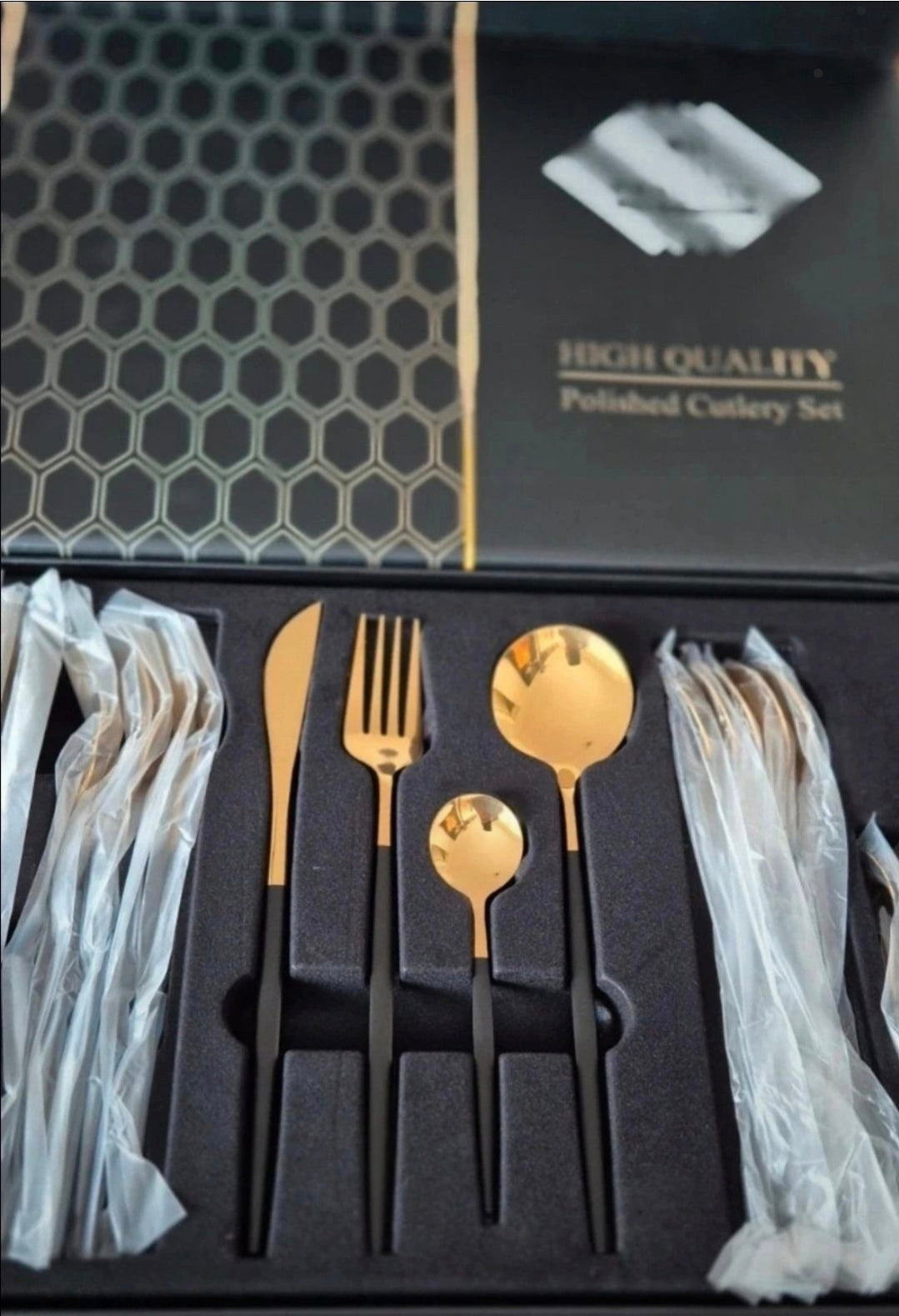 Elegant Bestickset i Guld & Svart – 24 Delar från KEMORELA