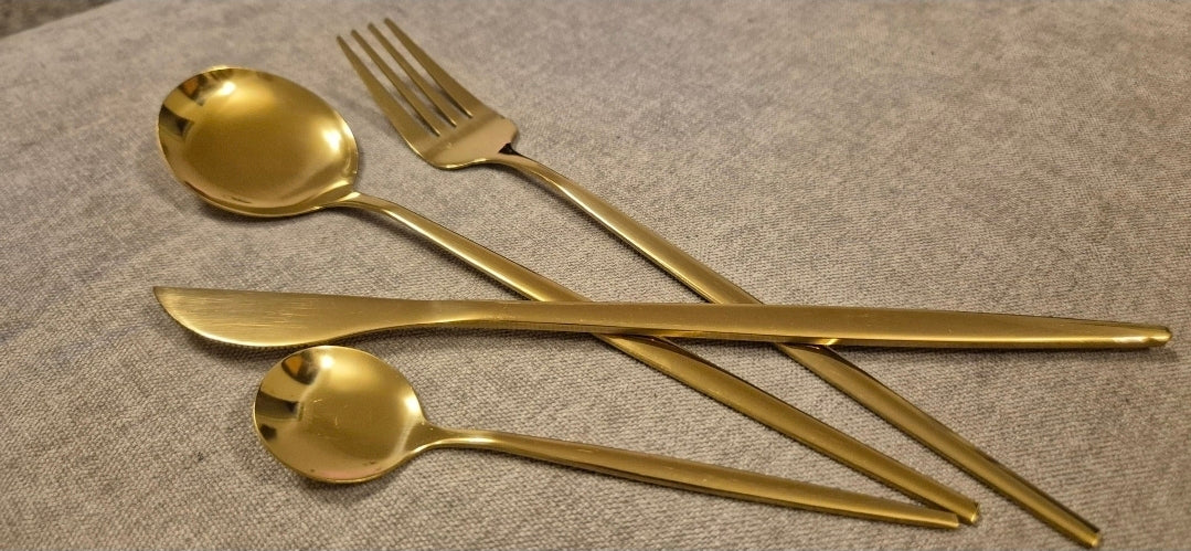 24-delars gyllene bestickset i rostfritt stål med exklusiv presentväska