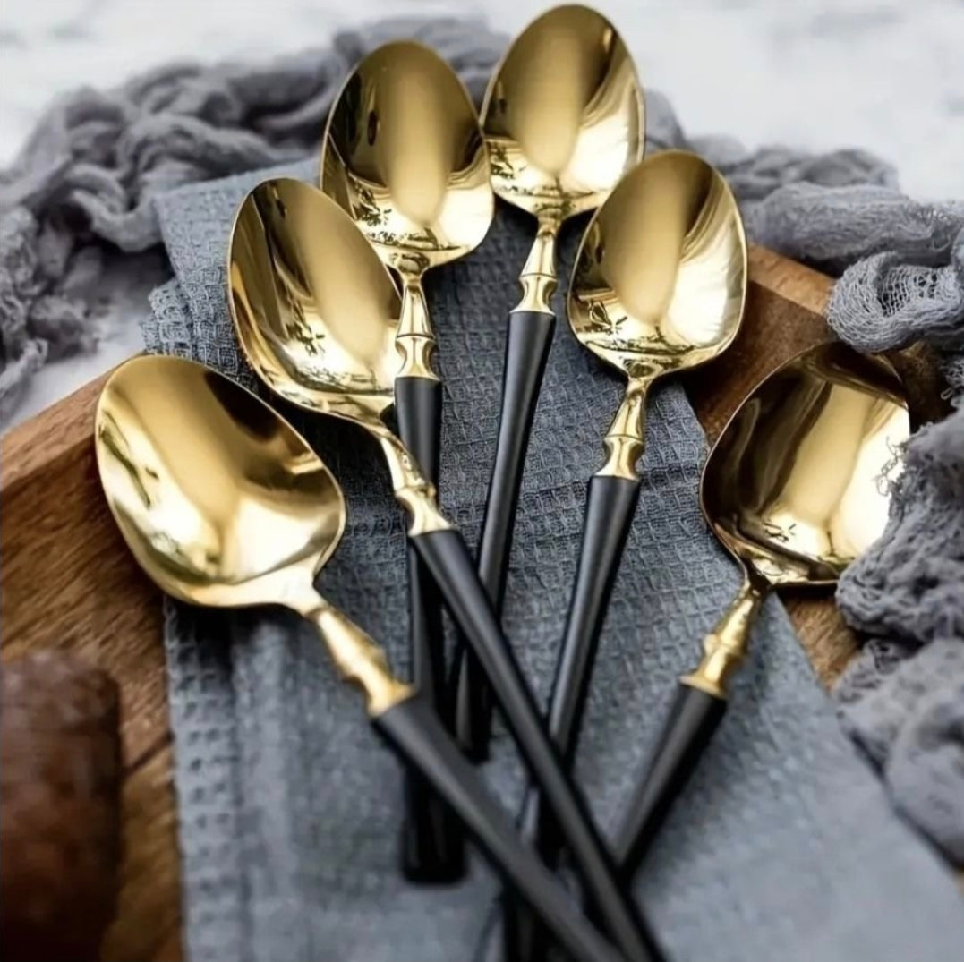 Elegant 24-delars bestickset i guld och svart – stilren dukning varje dag