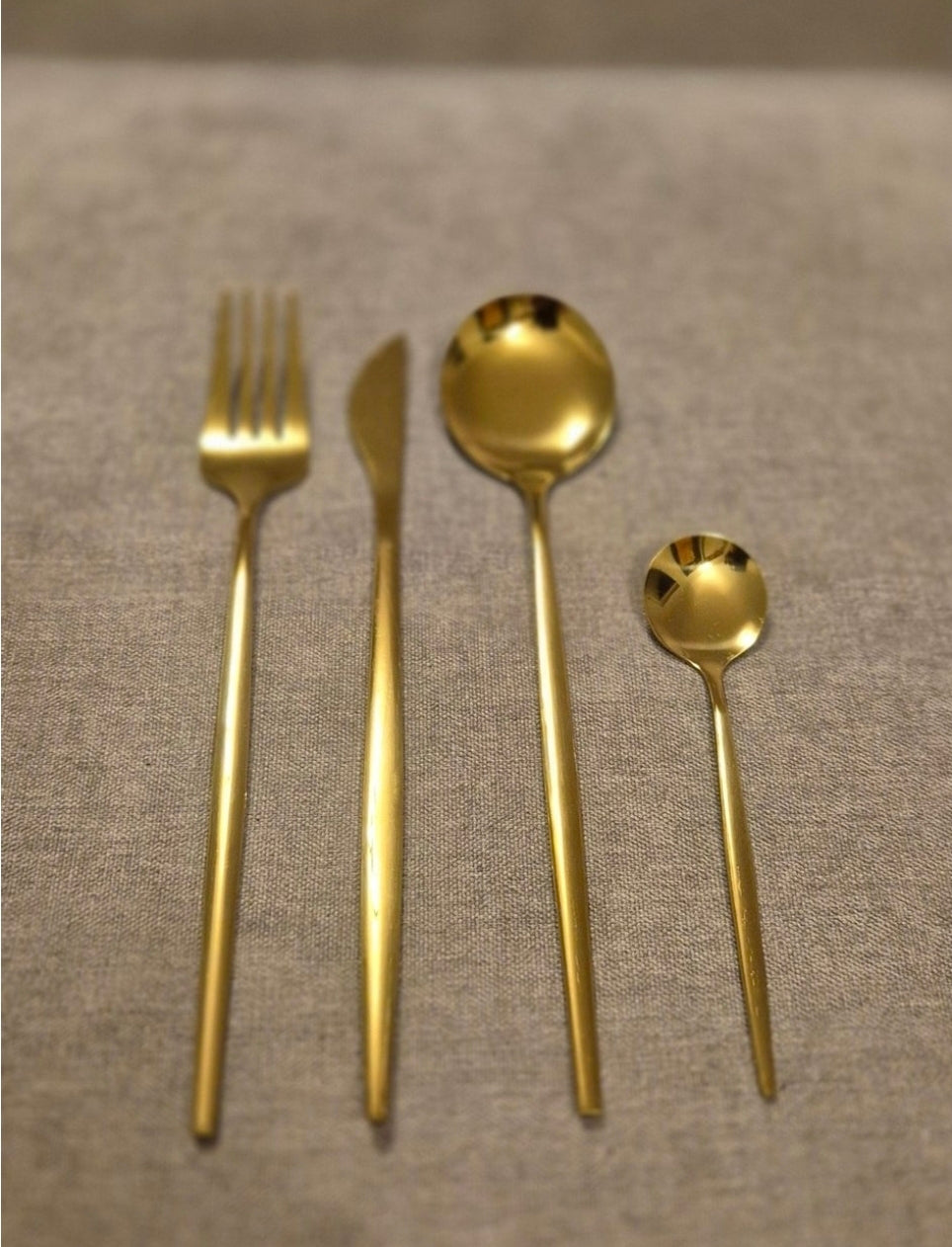 24-delars gyllene bestickset i rostfritt stål med exklusiv presentväska
