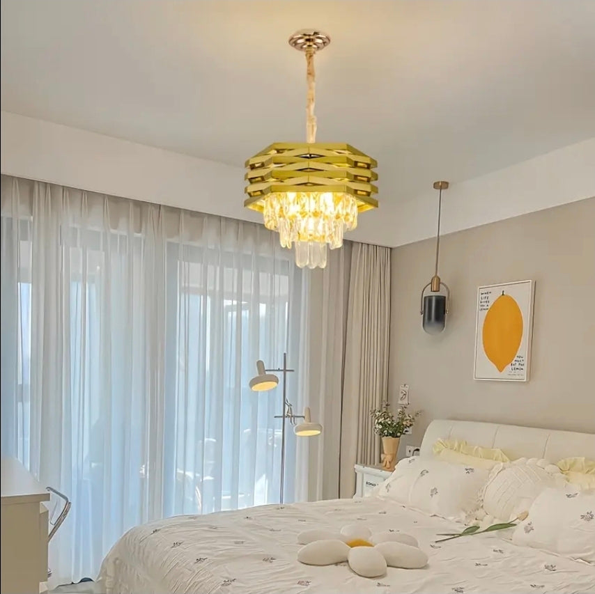 Stilfull Modern Ljuskrona i Guld med Kristall