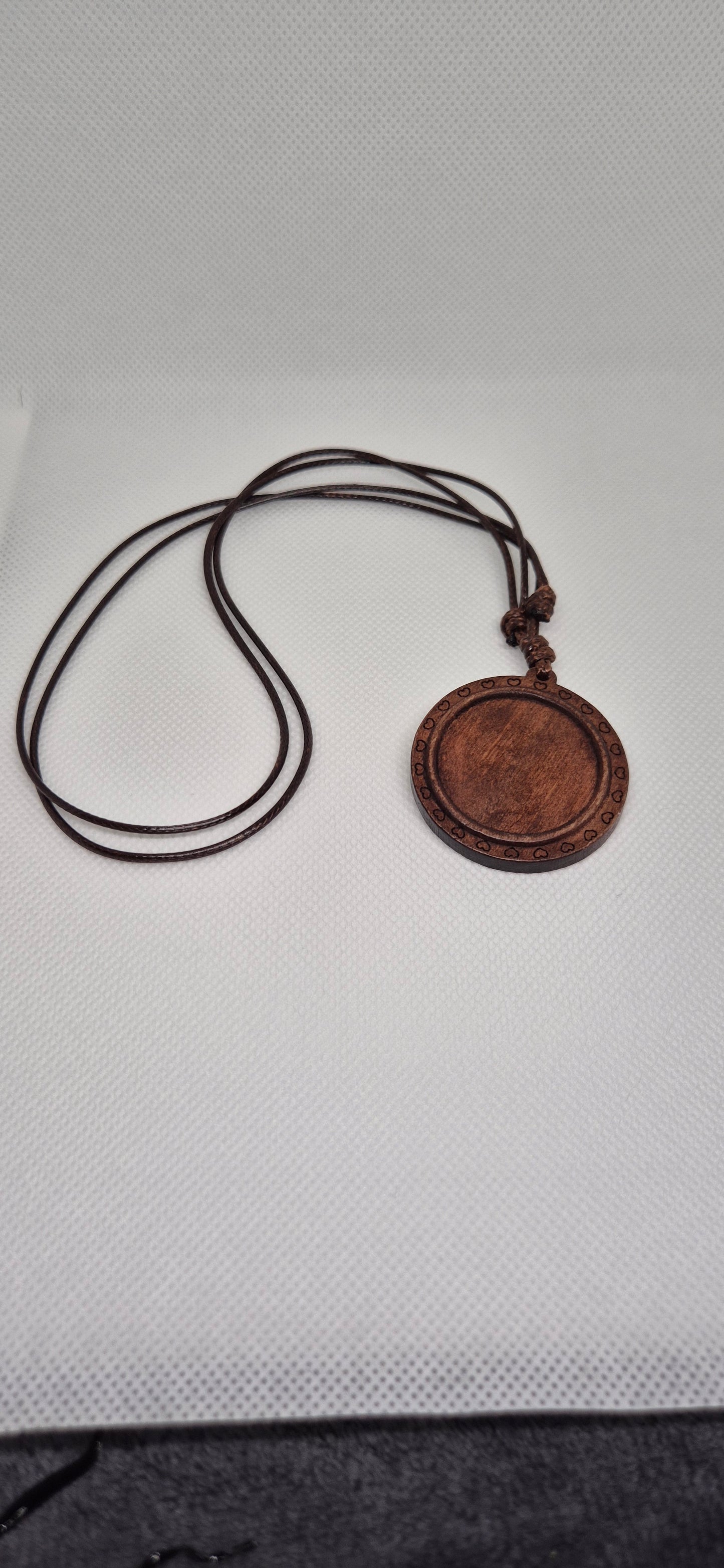 Personliga Trähalsband med Eget Tryck eller Gravyr – 1,5 tum