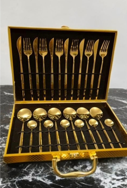 24-delars gyllene bestickset i rostfritt stål med exklusiv presentväska