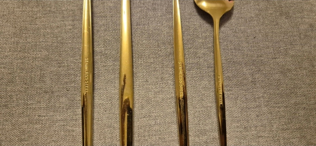 24-delars gyllene bestickset i rostfritt stål med exklusiv presentväska